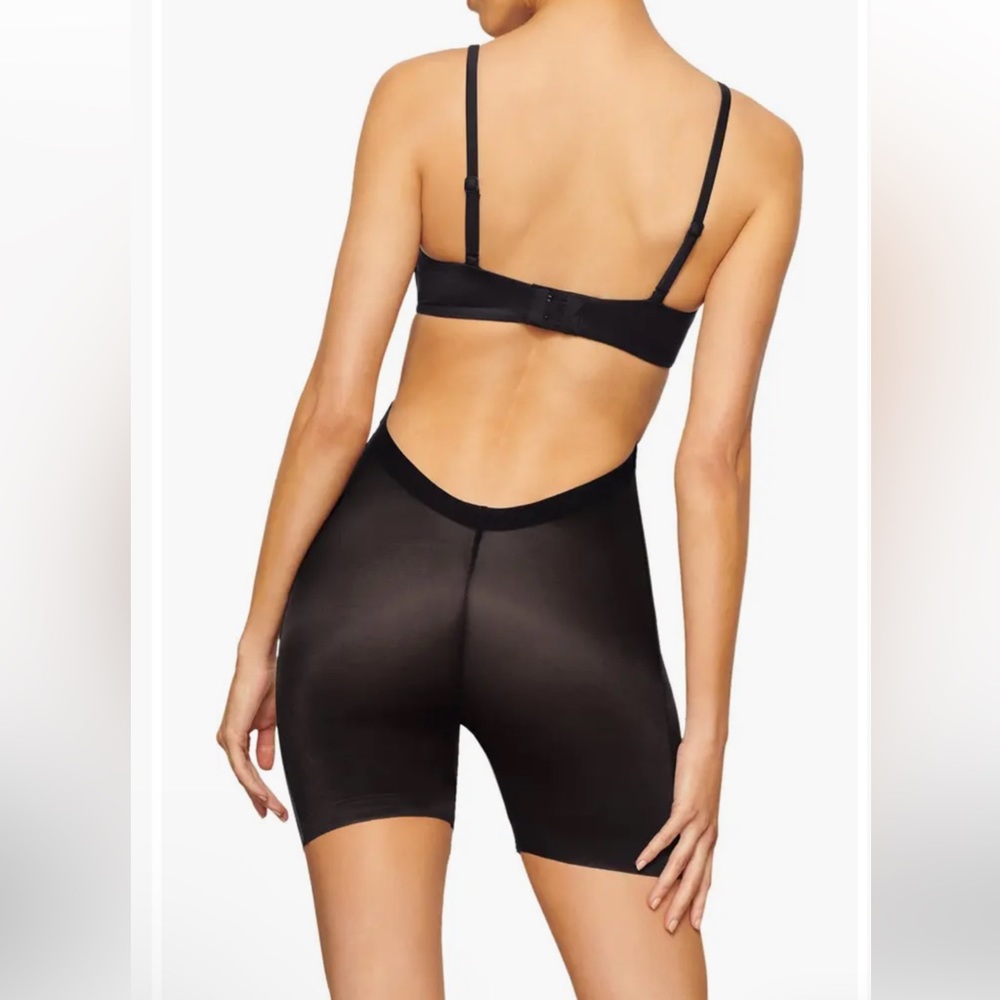 -🖤SKIMS SHEER SCULPTING LOW BACK SHORTS ONYX XS